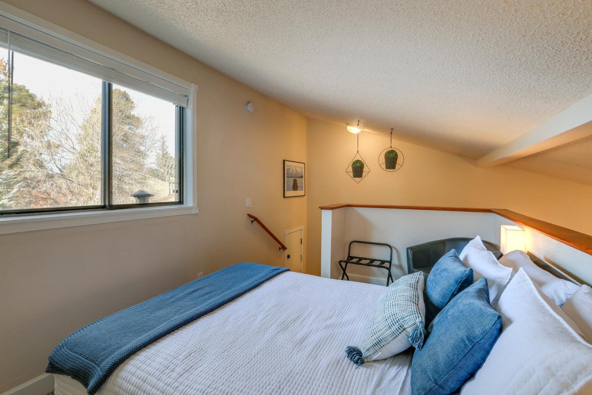 Cozy In Country Club Community!