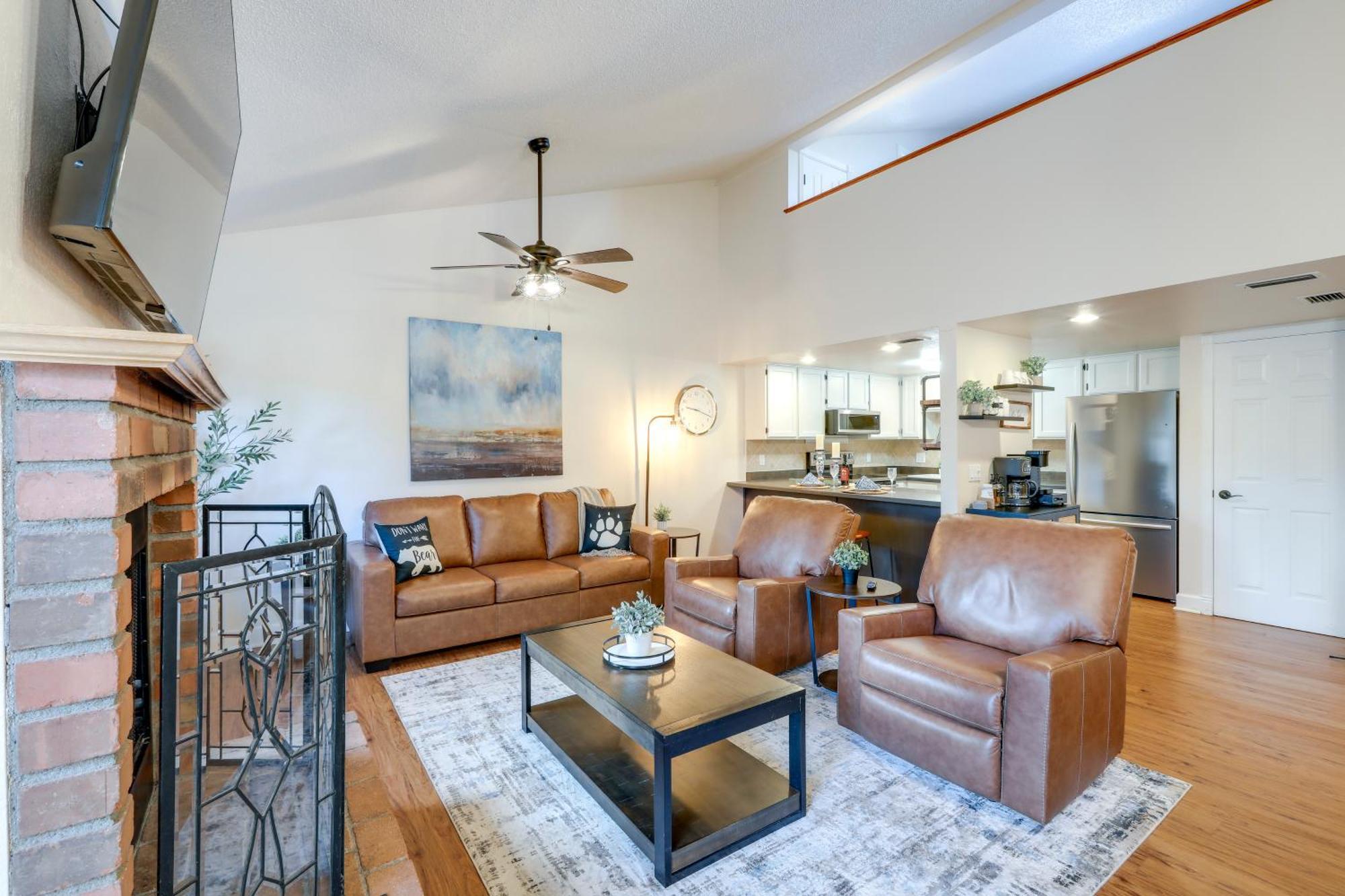 Cozy In Country Club Community!